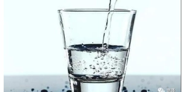 “暴晒”的水能不能喝？放久的水会不会有毒？